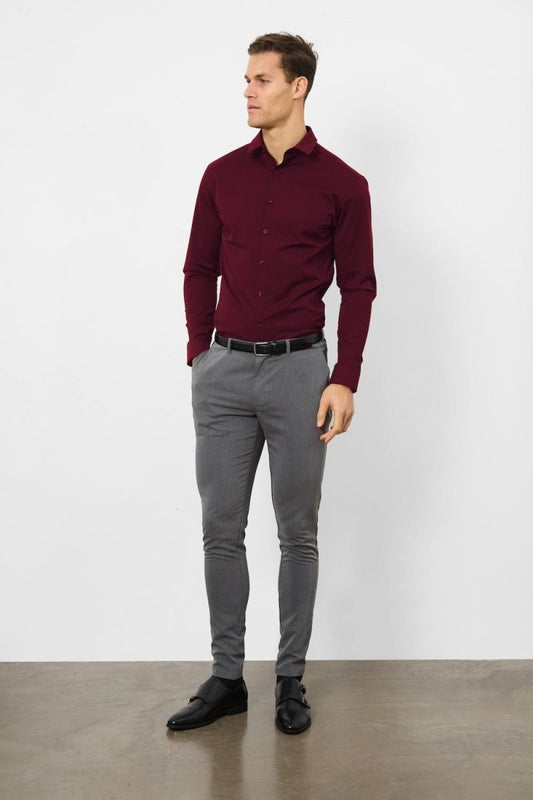 Athletic Fit Dress Shirt in Burgundy